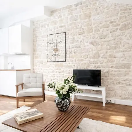Louvre - Premium For 4 Apartment